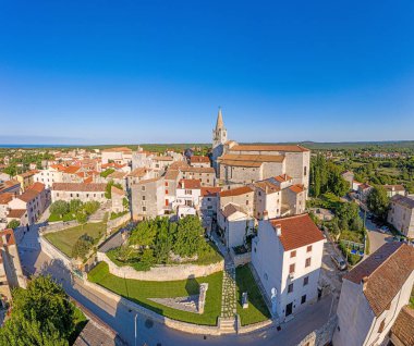 Ortaçağ kasabası Bale 'in sabah güneşinde Istrian yarımadasındaki panoramik hava aracı resmi