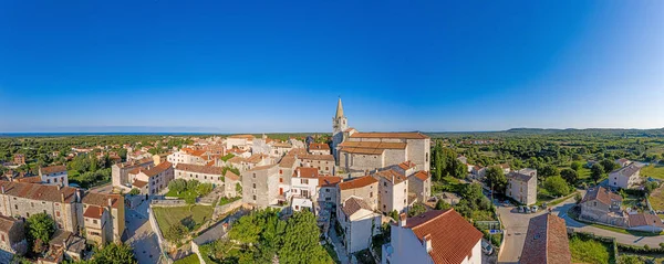 Ortaçağ kasabası Bale 'in sabah güneşinde Istrian yarımadasındaki panoramik hava aracı resmi