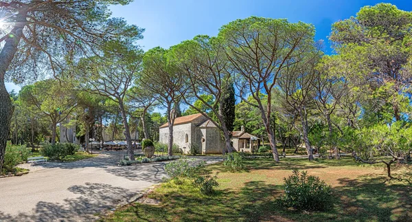 Basilika Crkva Sv 'nin resmi. Germana, yaz aylarında Hırvatistan 'ın Brijuni adasında