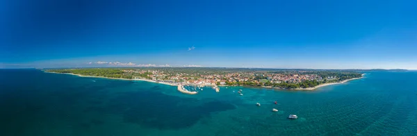 夏季白天在有港口的伊斯特利亚纳镇上空拍摄的全景无人驾驶飞机照片 — 图库照片