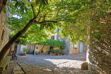 Gündüz vakti Istrian yarımadasındaki ortaçağ Groznjan kasabasının tipik sokak manzarası.