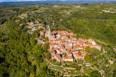 Yazın gündüz vakti Istrian yarımadasındaki ortaçağ kasabası Groznjan 'ın hava panoramik insansız hava aracı resmi