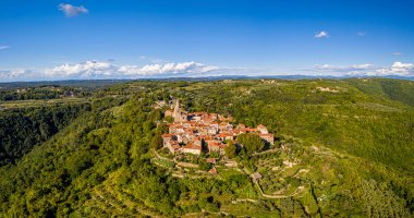 Yazın gündüz vakti Istrian yarımadasındaki ortaçağ kasabası Groznjan 'ın hava panoramik insansız hava aracı resmi