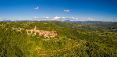 Yazın gündüz vakti Istrian yarımadasındaki ortaçağ kasabası Groznjan 'ın hava panoramik insansız hava aracı resmi