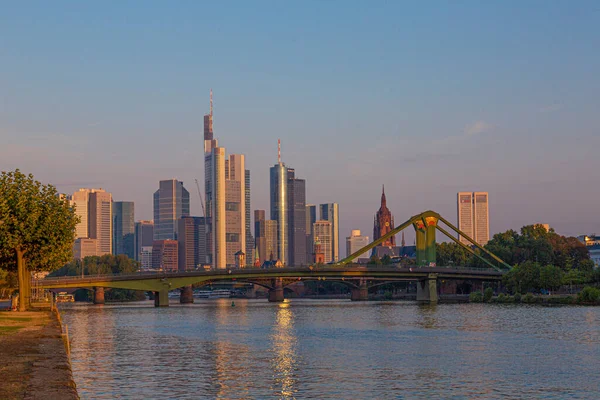 Widok Panoramę Frankfurtu Słoneczny Poranek Odbiciami Szklanych Fasadach Lecie — Zdjęcie stockowe