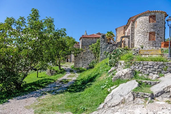 Hırvatistan Tarihi Hum Kentinde Yaz Aylarında Sokak Manzarası — Stok fotoğraf