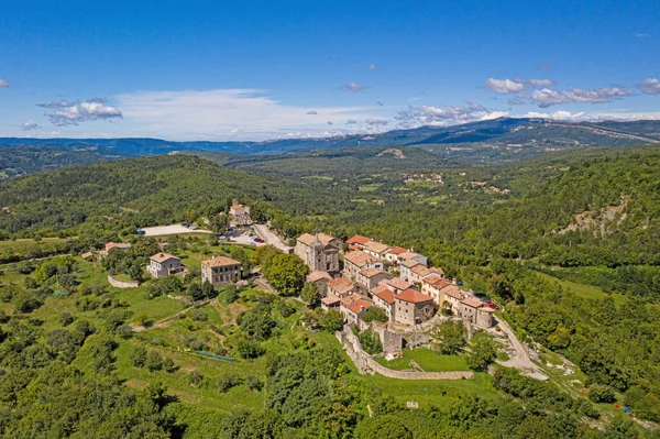 Hırvatistan 'daki Hum' un panoramik hava aracı resmi, dünyanın en küçük kenti, yaz aylarında