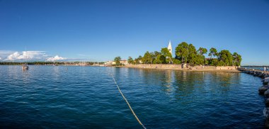 Hırvatistan 'ın Novigrad kıyı şeridinin yaz aylarında panoramik bir resmi