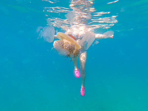 Χρωματιστές Μέδουσες Έρχονται Επικίνδυνα Κοντά Έναν Κολυμβητή Στη Μεσόγειο Θάλασσα — Φωτογραφία Αρχείου