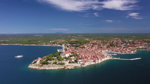 Flyby película de la histórica ciudad croata Rovinj durante el día con cielos despejados — Vídeo de stock