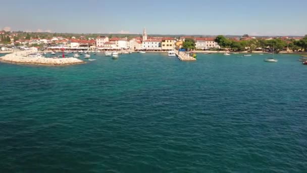 Flyg mot hamnen i den historiska staden Fazana i Kroatien under dagtid på sommaren — Stockvideo