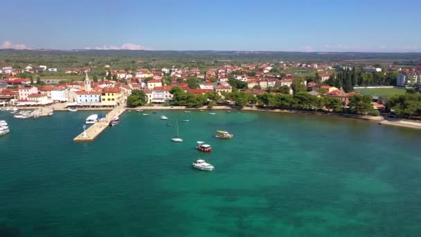 Flyby stranden av den historiska staden Fazana med hamn och strand i Kroatien under dagtid på sommaren — Stockvideo