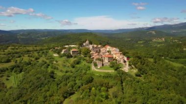 Hırvatistan 'ın en küçük kenti olan tarihi dünyalar üzerinde yaz aylarında gündüz saatlerinde hızlandırılmış uçuş gerçekleşiyor
