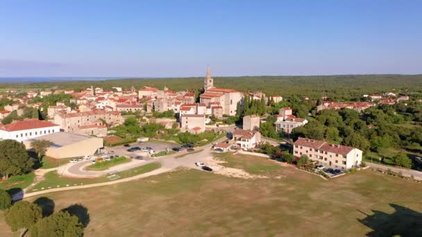 Vuelo sobre la histórica ciudad de Bale en la península de Istria en Croacia por la mañana en verano — Vídeos de Stock