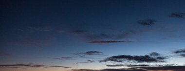 Akşamları parlayan ve aydınlanan bulutlarla dramatik renkli gökyüzü