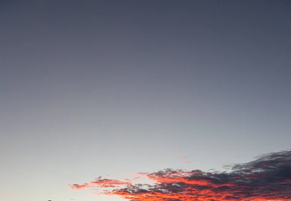 Dramatisch Farbenfroher Himmel Mit Nachleuchten Und Beleuchteten Wolken Zur Abendzeit — Stockfoto