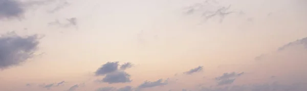 Dramatisch Farbenfroher Himmel Mit Nachleuchten Und Beleuchteten Wolken Zur Abendzeit — Stockfoto