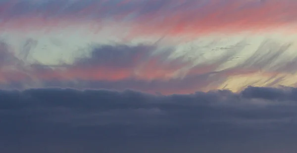 Dramatyczne Kolorowe Niebo Poświatą Oświetlonymi Chmurami Godzinach Wieczornych — Zdjęcie stockowe