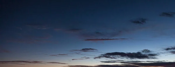 Cielo Colorido Dramático Con Resplandor Nubes Iluminadas Hora Noche —  Fotos de Stock