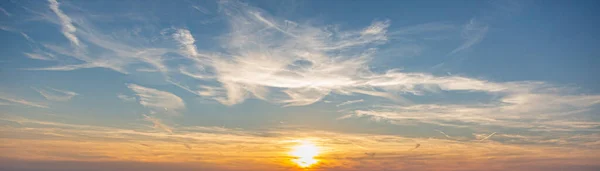 Céu Colorido Dramático Com Pós Brilho Nuvens Iluminadas Noite — Fotografia de Stock