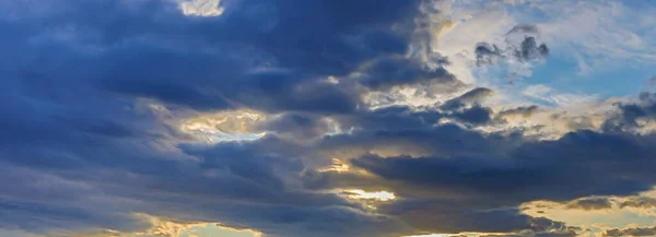 Drámai Színes Égbolt Utólagos Ragyogással Megvilágított Felhőkkel Esti Órákban — Stock Fotó