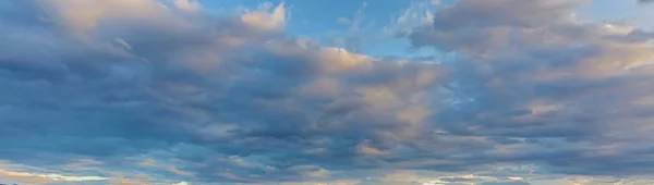 Dramatisch Farbenfroher Himmel Mit Nachleuchten Und Beleuchteten Wolken Zur Abendzeit — Stockfoto