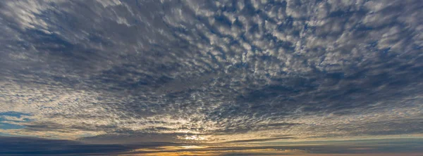 Cielo Colorido Dramático Con Resplandor Nubes Iluminadas Hora Noche —  Fotos de Stock