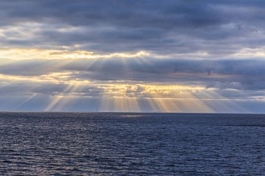 Akşamları parlayan ve aydınlanan bulutlarla dramatik renkli gökyüzü