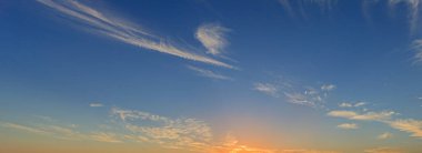 Akşamları parlayan ve aydınlanan bulutlarla dramatik renkli gökyüzü