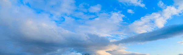 Драматическое Красочное Небо Послесветящимися Освещенными Облаками Вечернее Время — стоковое фото
