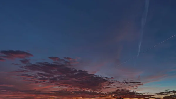 Dramatische Kleurrijke Hemel Met Afterglow Verlichte Wolken Avond Tijd — Stockfoto