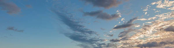 Dramatická Barevná Obloha Přísvitem Osvětlenými Mraky Večerních Hodinách — Stock fotografie