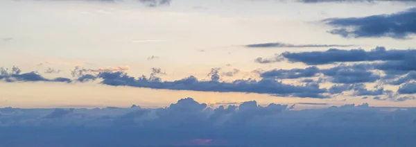 Dramatisch Farbenfroher Himmel Mit Nachleuchten Und Beleuchteten Wolken Zur Abendzeit — Stockfoto