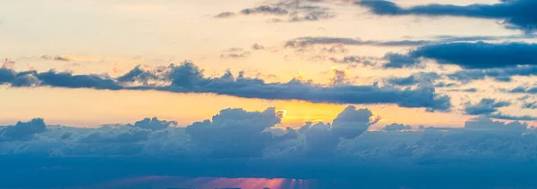 午後の光とライトアップされた雲が幻想的なカラフルな空 — ストック写真