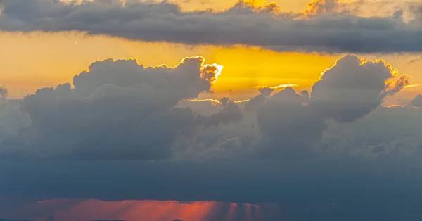 Céu Colorido Dramático Com Pós Brilho Nuvens Iluminadas Noite — Fotografia de Stock