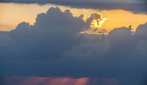 Cielo Colorido Dramático Con Resplandor Nubes Iluminadas Hora Noche — Foto de Stock