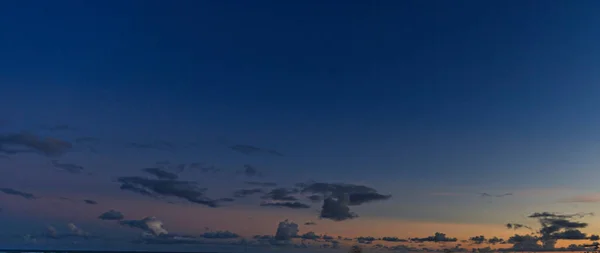 Drammatico Cielo Colorato Con Bagliore Nuvole Illuminate Sera — Foto Stock