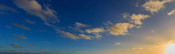 Drámai Színes Égbolt Utólagos Ragyogással Megvilágított Felhőkkel Esti Órákban — Stock Fotó