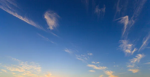 Dramatische Kleurrijke Hemel Met Afterglow Verlichte Wolken Avond Tijd — Stockfoto