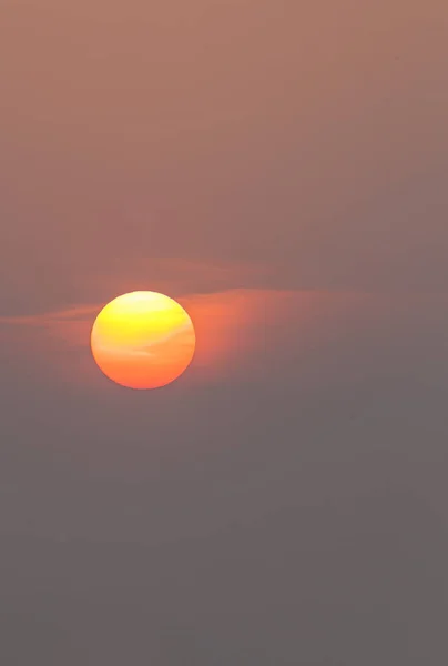 夏の日没時の太陽と劇的でカラフルな空の写真 — ストック写真