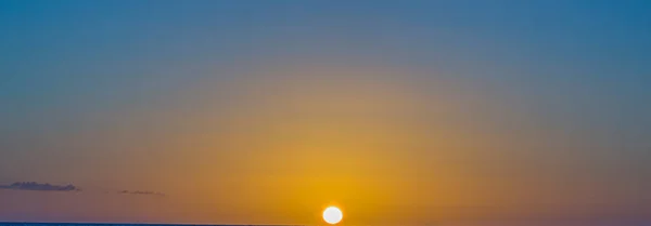 Bild Eines Dramatischen Und Bunten Himmels Mit Sonne Bei Sonnenuntergang — Stockfoto