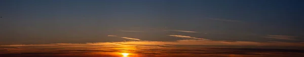 Foto Van Dramatische Kleurrijke Hemel Met Zon Tijdens Zonsondergang Zomer — Stockfoto