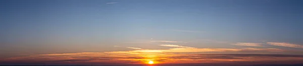 Yazın Gün Batımında Güneşli Dramatik Renkli Bir Gökyüzü — Stok fotoğraf