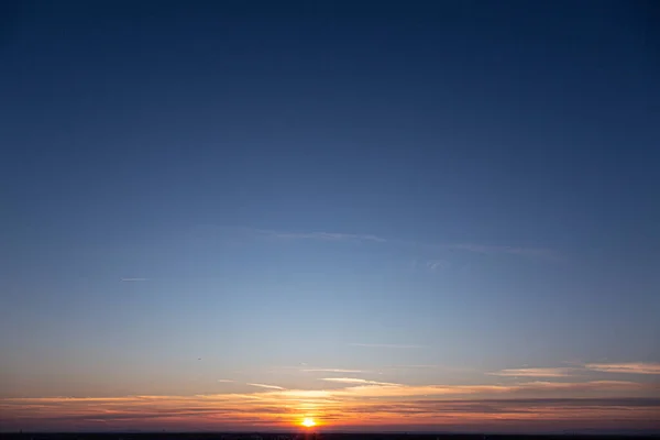 Εικόνα Του Δραματικού Και Πολύχρωμου Ουρανού Ήλιο Κατά Διάρκεια Του — Φωτογραφία Αρχείου