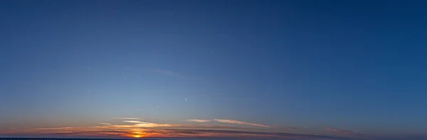 Foto Van Dramatische Kleurrijke Hemel Met Zon Tijdens Zonsondergang Zomer — Stockfoto