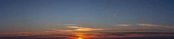 Imagem Céu Dramático Colorido Com Sol Durante Pôr Sol Verão — Fotografia de Stock