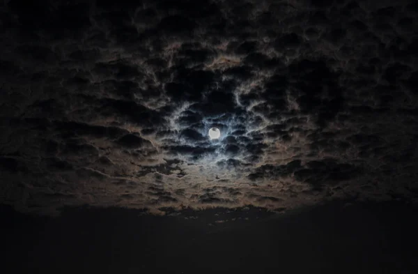 Close Picture Shiny Full Moon Nighttime Cirrostratus Clouds — Stock Photo, Image