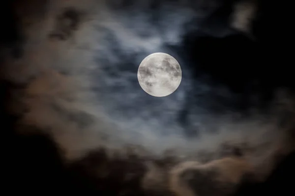 Imagen Cerca Luna Llena Brillante Durante Noche Con Nubes Cirrostratus — Foto de Stock