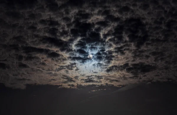 Imagen Cerca Luna Llena Brillante Durante Noche Con Nubes Cirrostratus — Foto de Stock