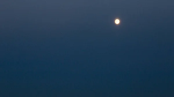 Foto Ravvicinata Della Luna Piena Lucente Durante Notte — Foto Stock